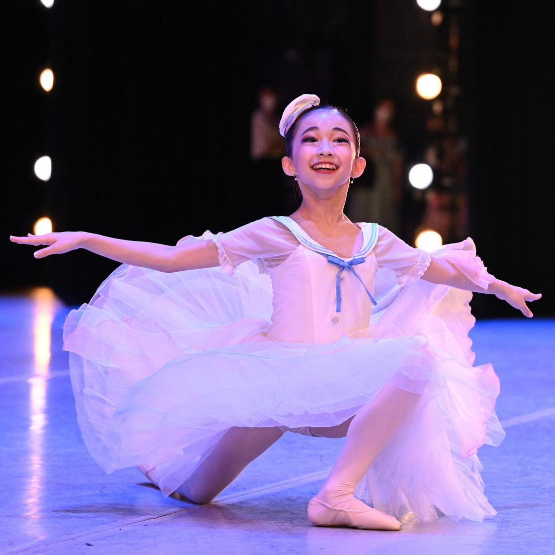 Asuka Hara smiling on stage